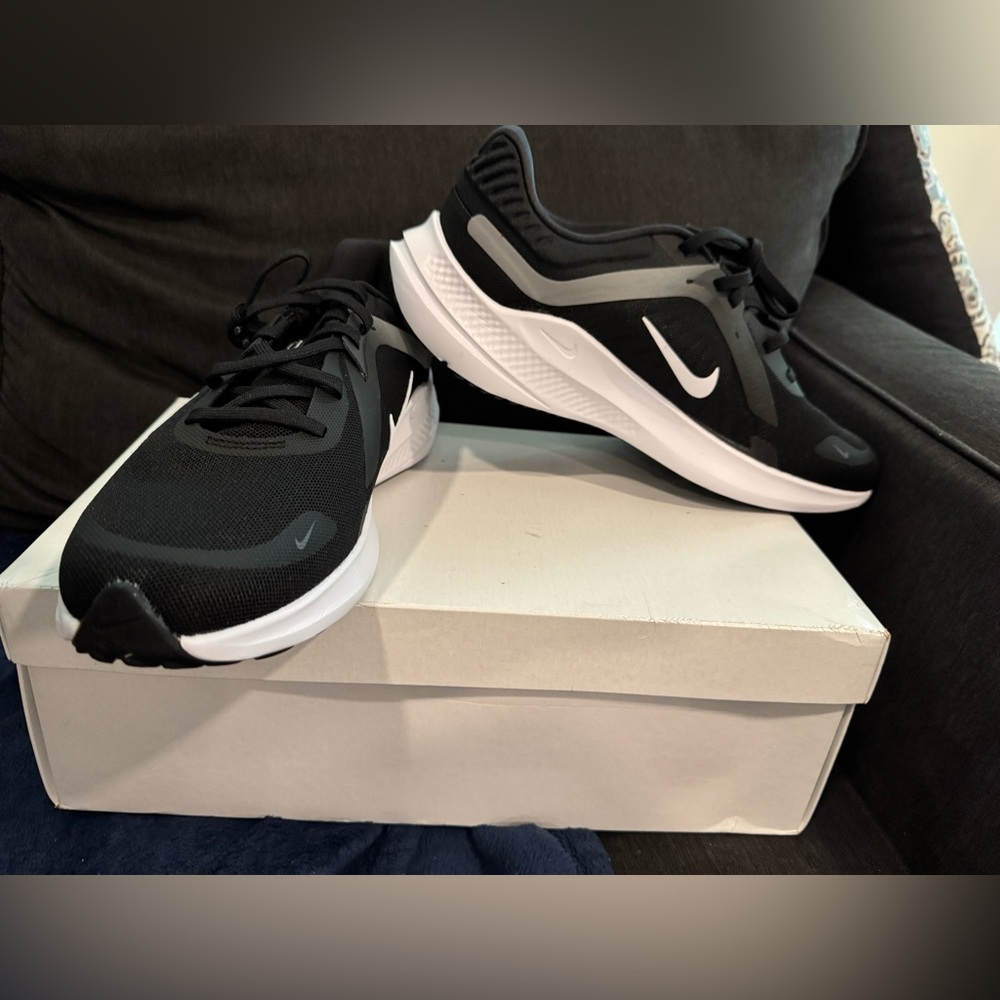 New without box Men’s Nike Quest 5 Black and White Running Sneakers size 9.5